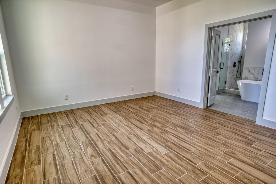 Spacious, unfurnished interior of a new home in , Angleton (Image 20).