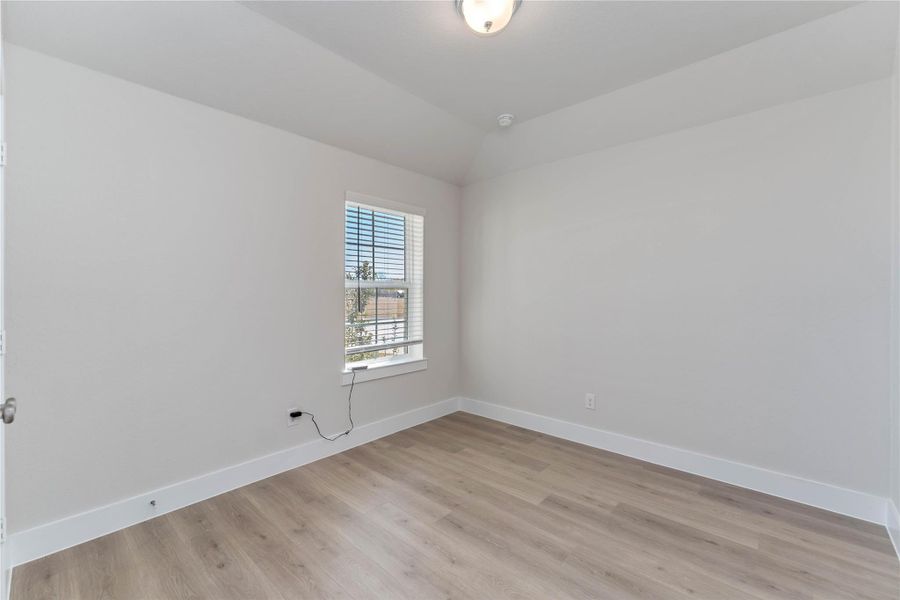 Spacious, unfurnished interior of a new home in Sunrise Cove, Texas City (Image 24).