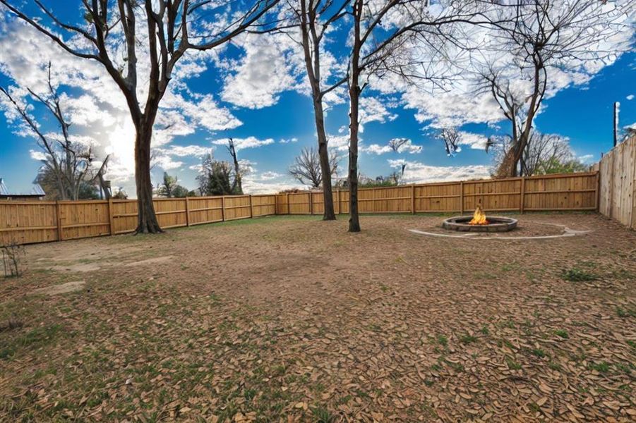 Exterior details and patio area of a home in , Poynor (Image 23).