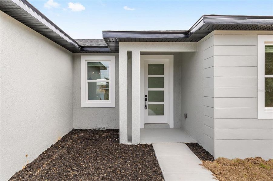 Exterior details and patio area of a home in , Ocala (Image 3).