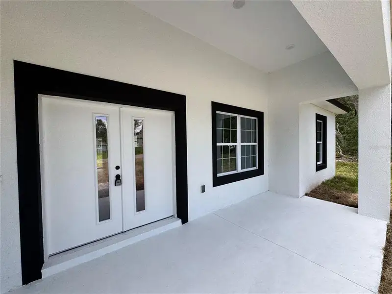 Exterior details and patio area of a home in , Citrus Springs (Image 18).