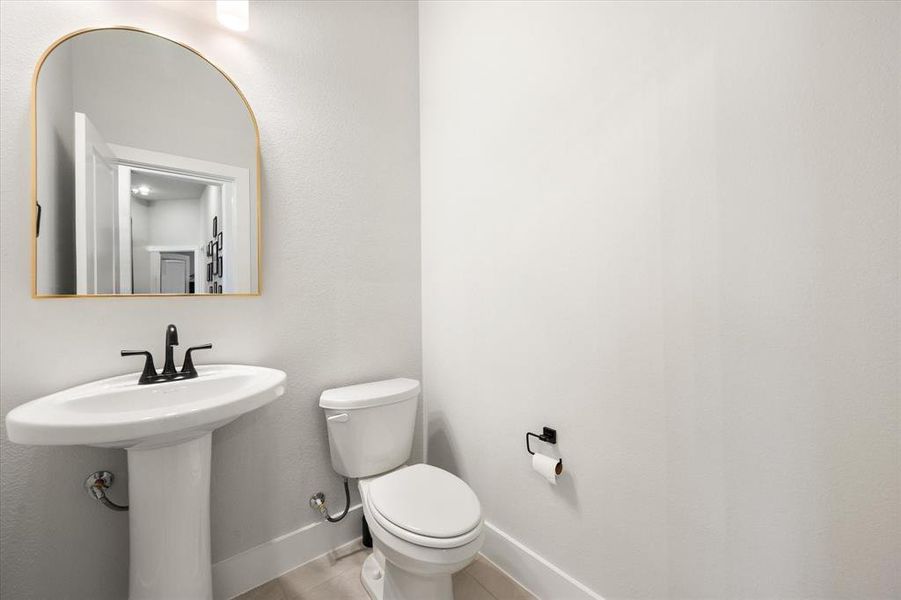 Furnished interior view inside a new home in , Waxahachie (Image 8).