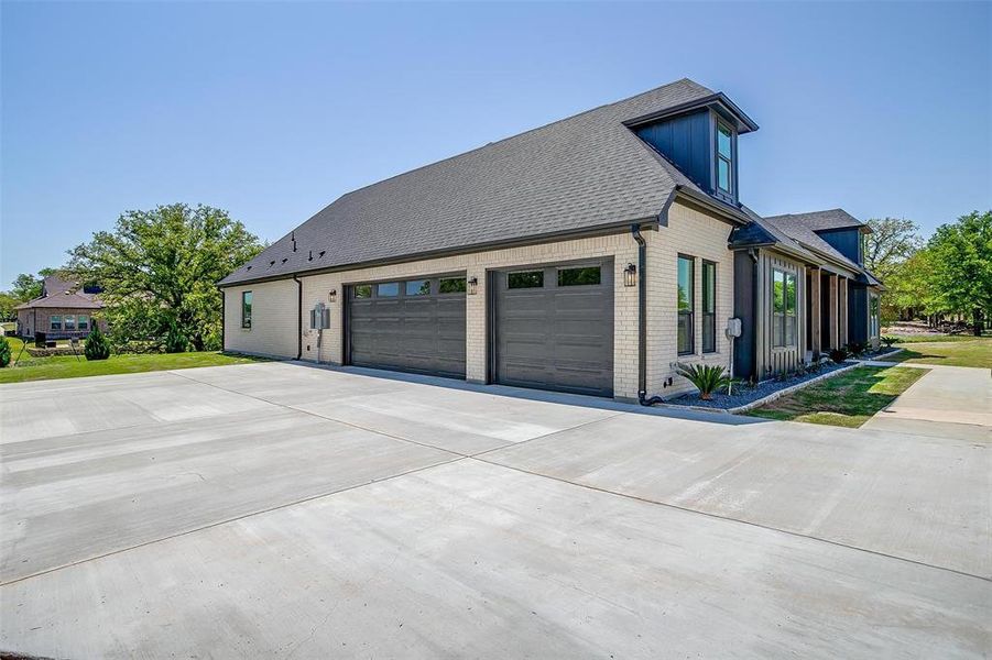 Exterior details and patio area of a home in , Lipan (Image 30).