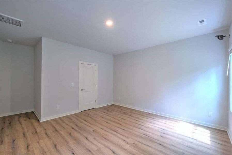 Spacious, unfurnished interior of a new home in The Woodlands Preserve, Jackson (Image 26).