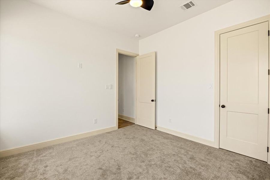 Spacious, unfurnished interior of a new home in Pecan Plantation, Granbury (Image 35).