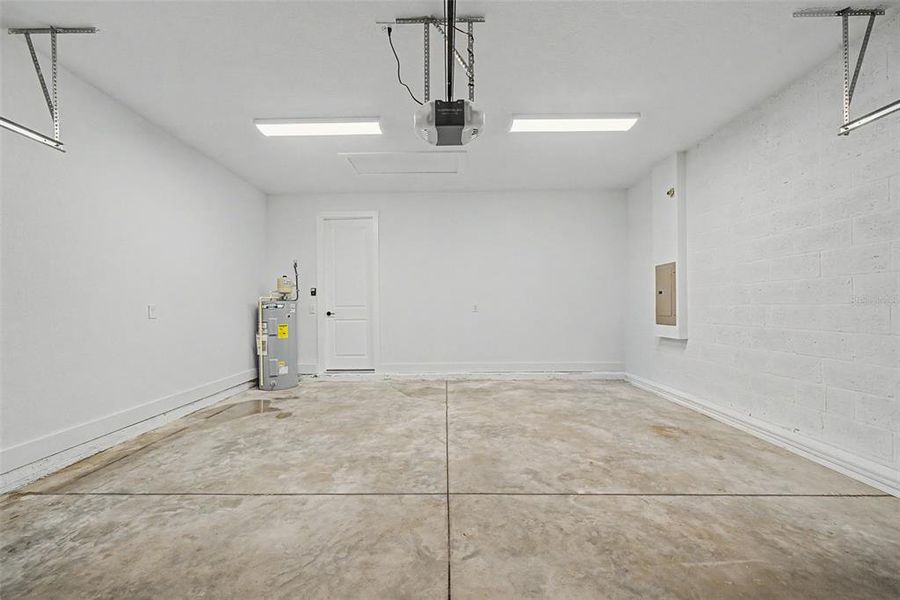 Spacious, unfurnished interior of a new home in , Sebring (Image 52).