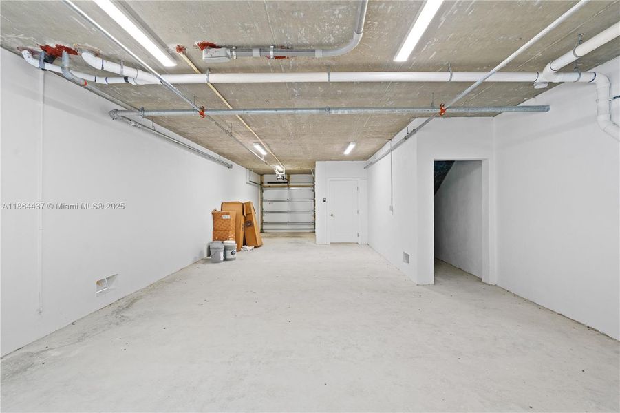 Spacious, unfurnished interior of a new home in , Islamorada, Village of Islands (Image 18).