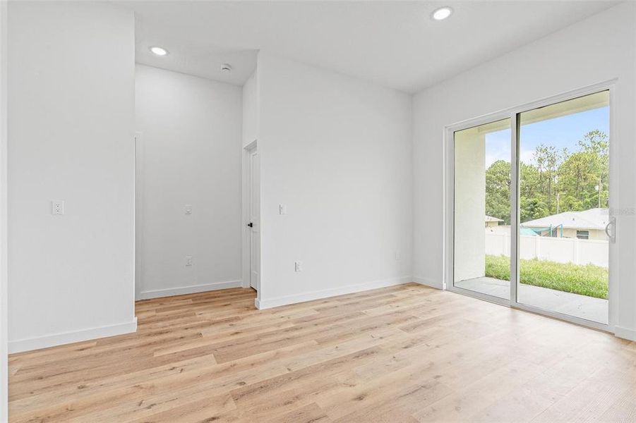 Spacious, unfurnished interior of a new home in , Citrus Springs (Image 18).