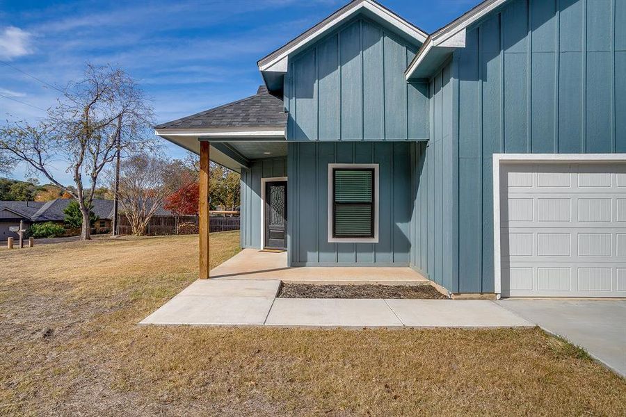 Exterior details and patio area of a home in , Granbury (Image 4).