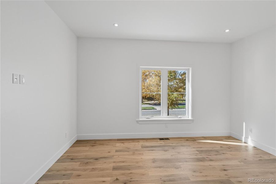 Spacious, unfurnished interior of a new home in , Silt (Image 26).