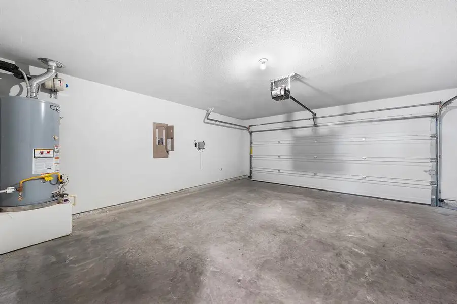 Spacious, unfurnished interior of a new home in Fox Landing, Caddo Mills (Image 20).