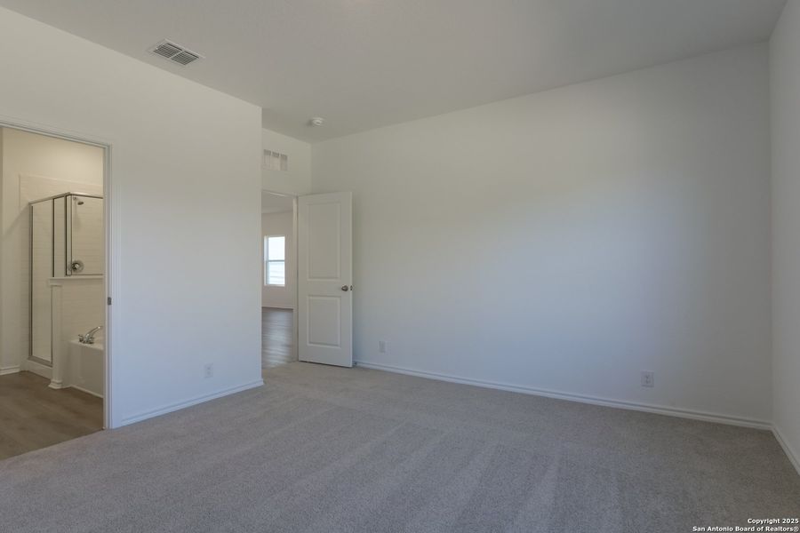 Spacious, unfurnished interior of a new home in Meadows at Hennersby Hollow 40's, San Antonio (Image 23). Spacious, unfurnished interior of a new home in Meadows at Hennersby Hollow 40's, San Antonio (Image 23).