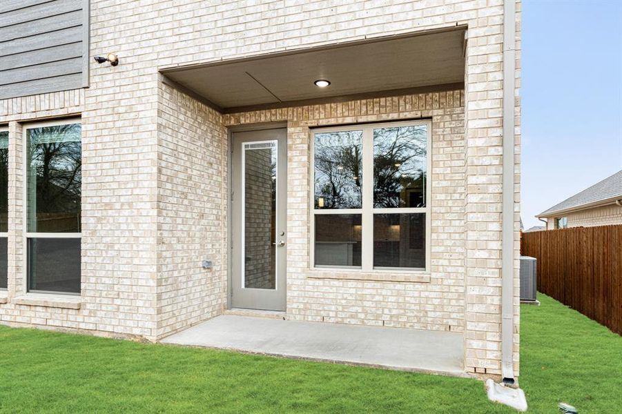 Exterior details and patio area of a home in Ridgepoint, Midlothian (Image 3).