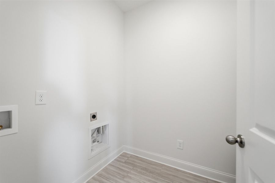 Spacious, unfurnished interior of a new home in Aden Woods, Fairview (Image 30).