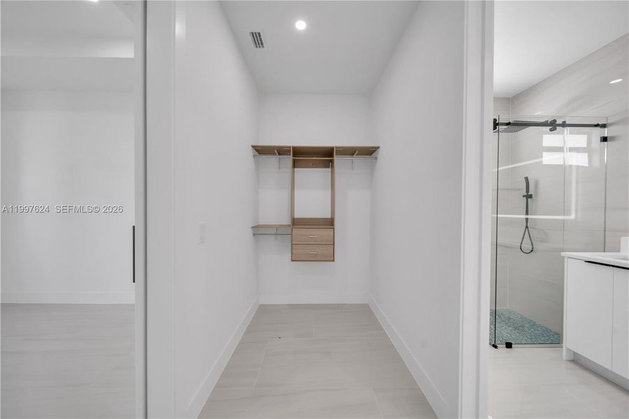 Spacious, unfurnished interior of a new home in , Lehigh Acres (Image 14).