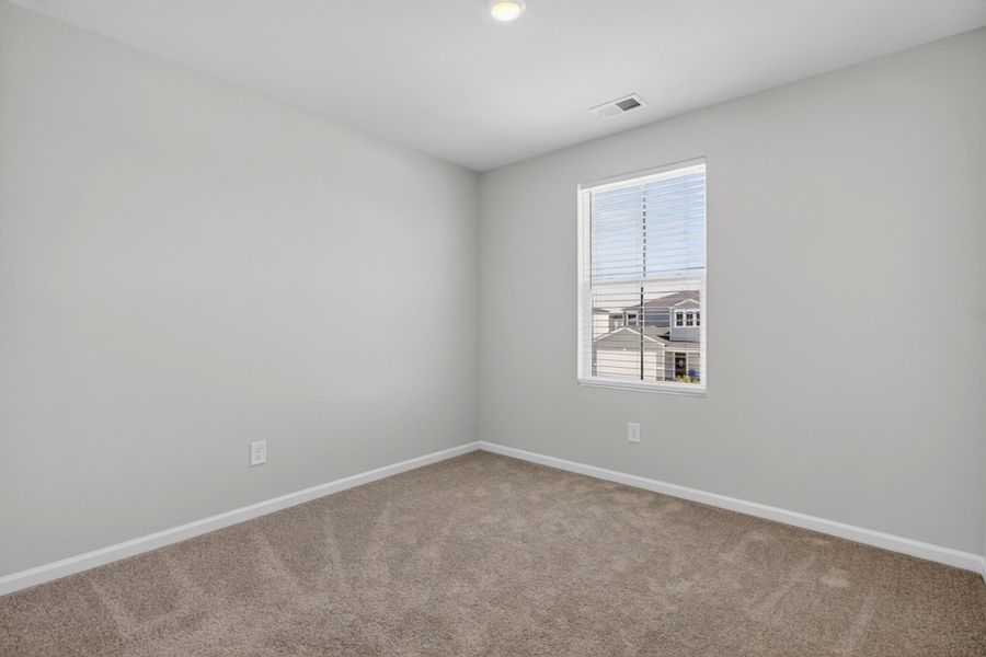 Spacious, unfurnished interior of a new home in Lindera Preserve at Cane Bay Plantation, Summerville (Image 14).