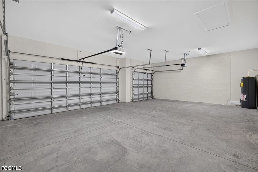 Spacious, unfurnished interior of a new home in Cape Coral, Cape Coral (Image 24).