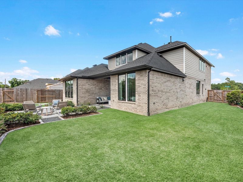 Exterior details and patio area of a home in Tompkins Reserve, Katy (Image 21).