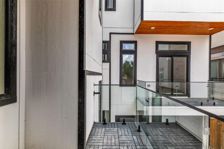 The second-floor balcony provides an outdoor space with views of the surrounding buildings and houses, perfect for enjoying fresh air and city sights. The second-floor balcony provides an outdoor space with views of the surrounding buildings and houses, perfect for enjoying fresh air and city sights.