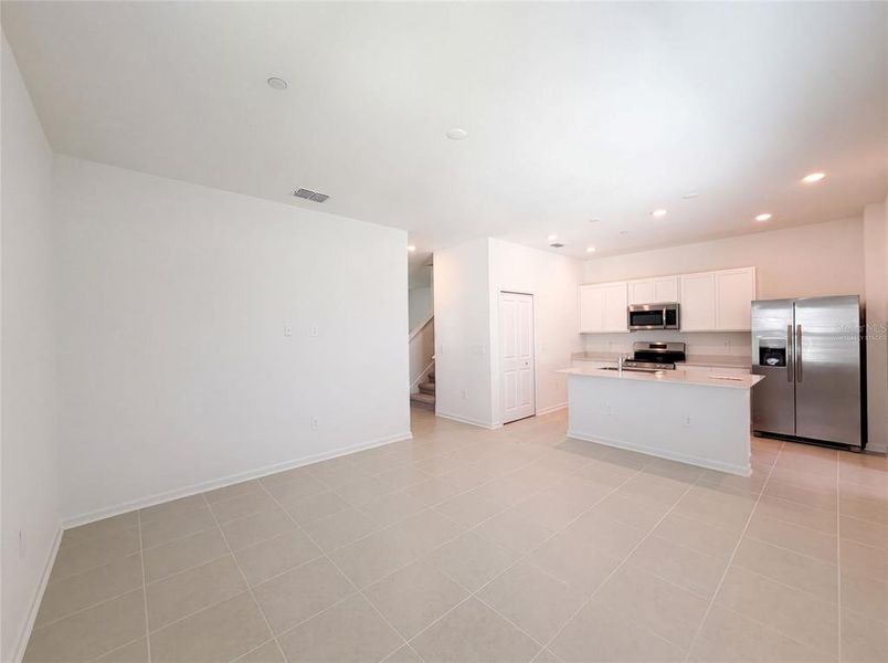 Spacious, unfurnished interior of a new home in , Apopka (Image 9).