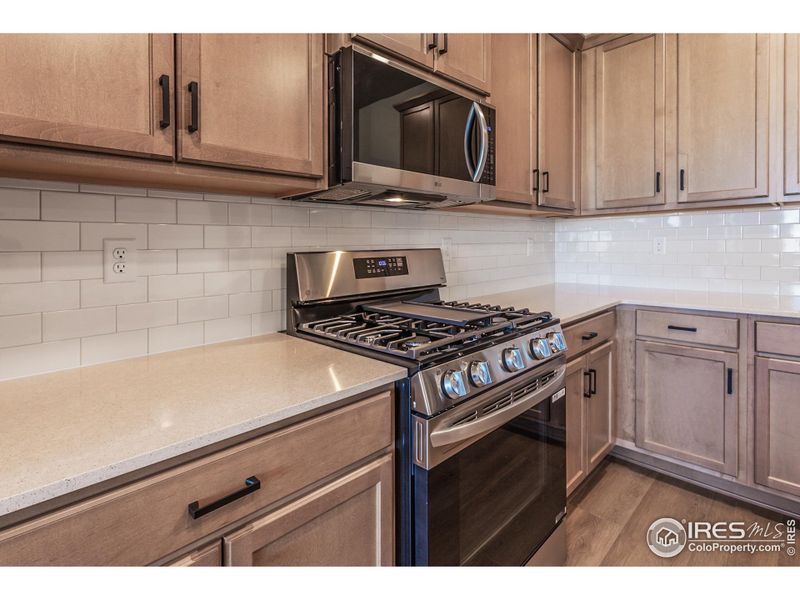 EXAMPLE PHOTO: KITCHEN W/ S.S. APPLIANCES