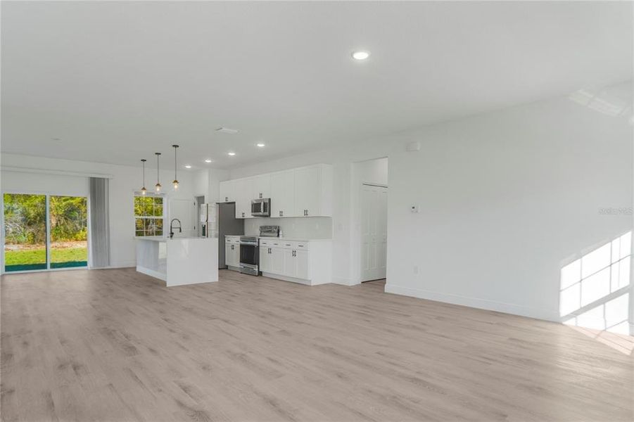 Spacious, unfurnished interior of a new home in , Citrus Springs (Image 30).