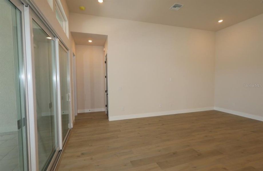 Spacious, unfurnished interior of a new home in Palmera Wellen Park – Executive Series, Venice (Image 31). Spacious, unfurnished interior of a new home in Palmera Wellen Park – Executive Series, Venice (Image 31).