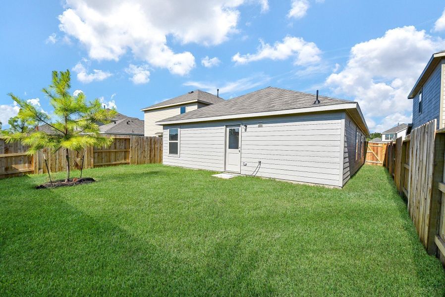 Exterior details and patio area of a home in Ladera Trails, Conroe (Image 26).