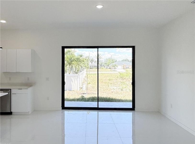 Spacious, unfurnished interior of a new home in , Cape Coral (Image 25).