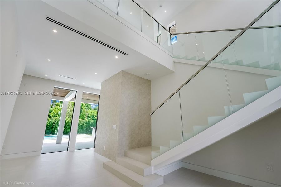 Spacious, unfurnished interior of a new home in , Pinecrest (Image 37).
