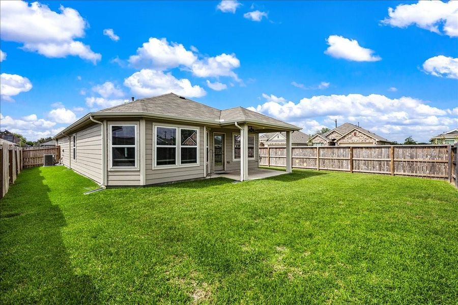 Exterior details and patio area of a home in Mustang Crossing, Alvin (Image 30).