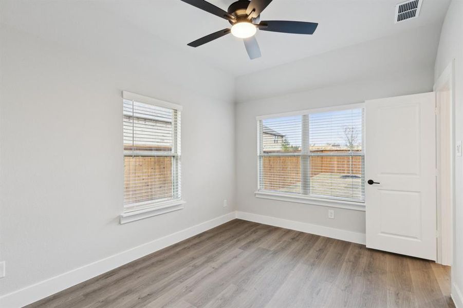Spacious, unfurnished interior of a new home in Dove Hollow, Waxahachie (Image 25).