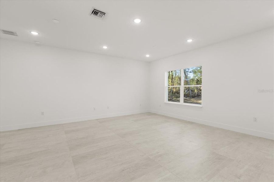 Spacious, unfurnished interior of a new home in , Ocala (Image 14).