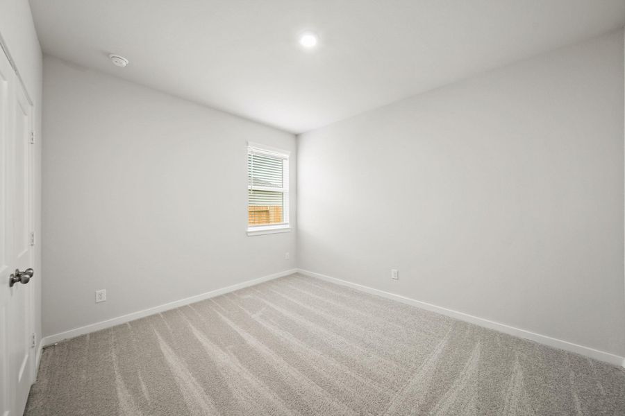 Spacious, unfurnished interior of a new home in Valor Park, Bay City (Image 23).