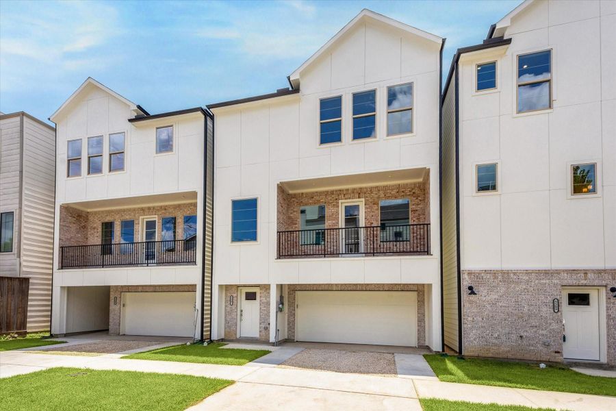 Look at this PRIVATE Driveway * Plenty of Parking for Your Guests. Look at this PRIVATE Driveway * Plenty of Parking for Your Guests.