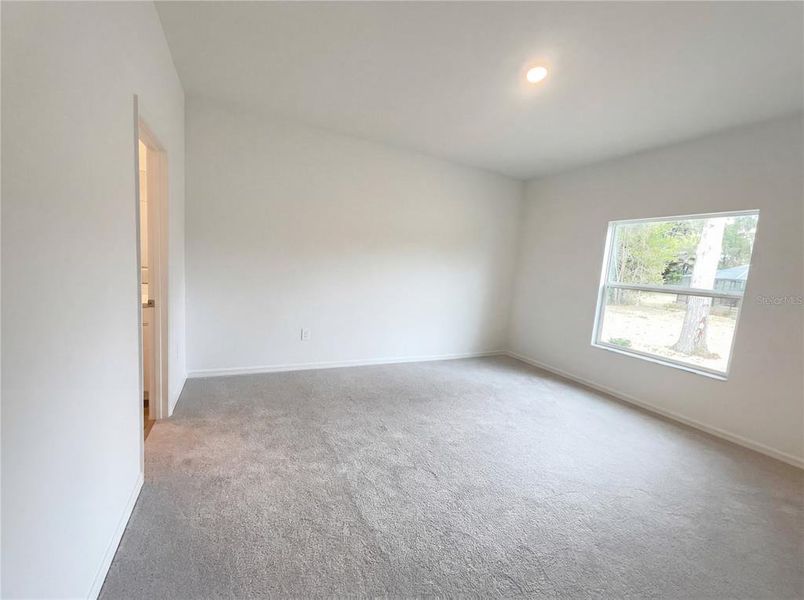 Spacious, unfurnished interior of a new home in Grand Park, Dunnellon (Image 11).