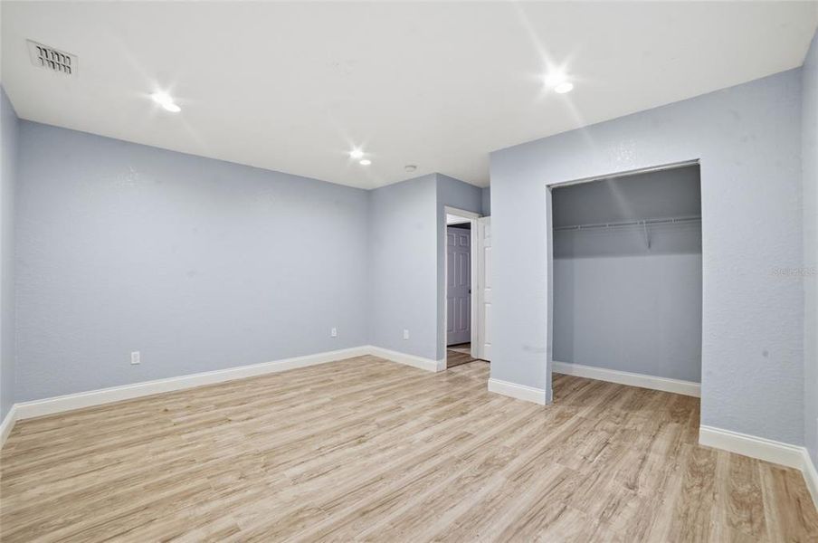 Spacious, unfurnished interior of a new home in , Orlando (Image 19).