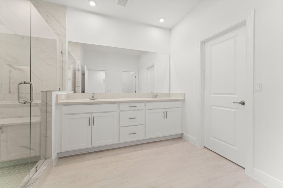 US_SEF_DYLAN_LOT 134_OWNERS BATH