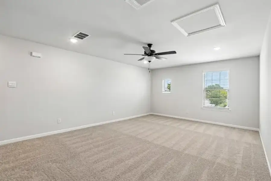 Spacious, unfurnished interior of a new home in Tinsley Meadows, Van Alstyne (Image 26).