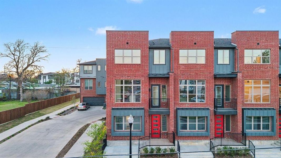 Condo located in Farmers Branch, TX showcasing its design and architecture (Image 3).