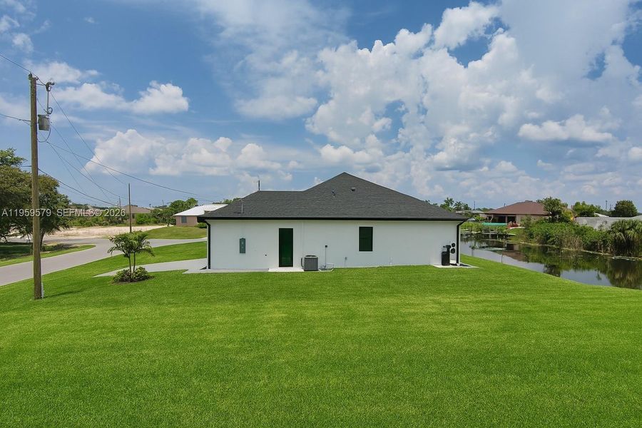 Exterior details and patio area of a home in , Cape Coral (Image 10).