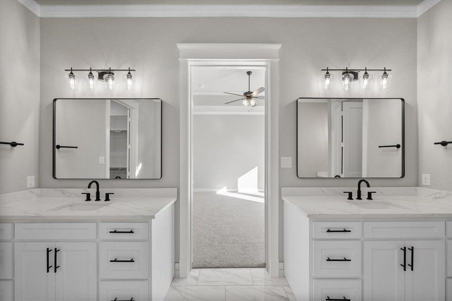 Double vanity in primary en-suite bathroom