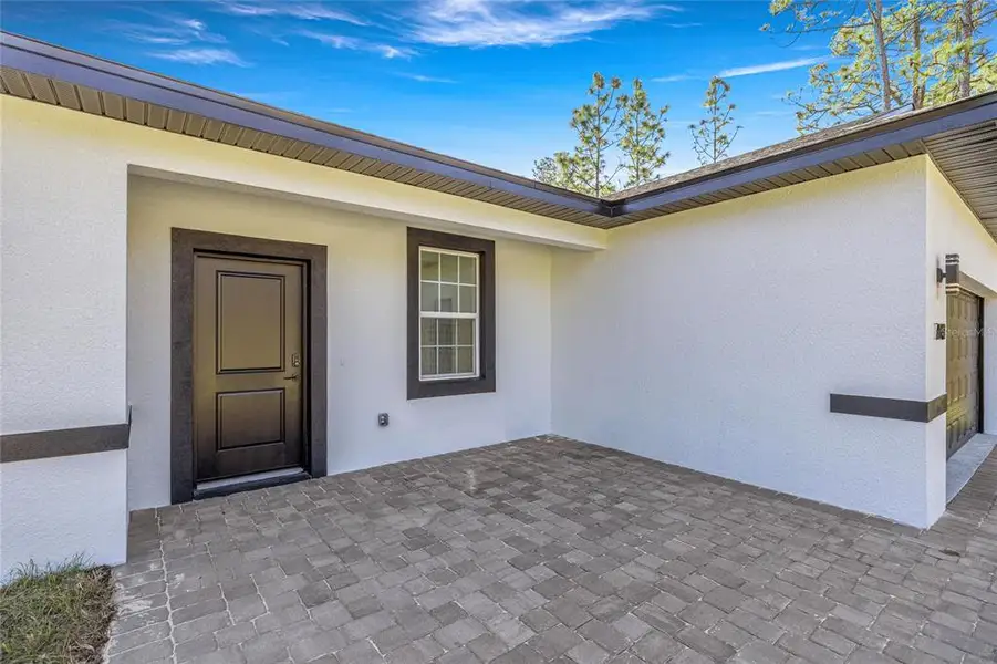 Exterior details and patio area of a home in , Citrus Springs (Image 3).