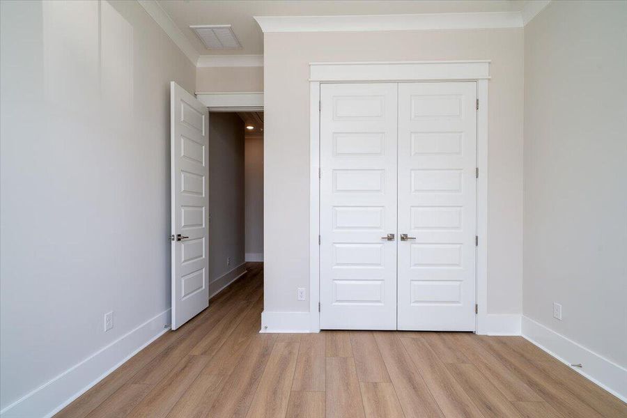 Spacious, unfurnished interior of a new home in Wando Village, Charleston (Image 13).