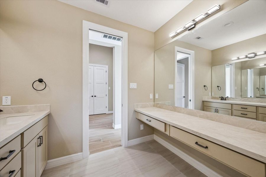 Furnished interior view inside a new home in , Kemah (Image 9).