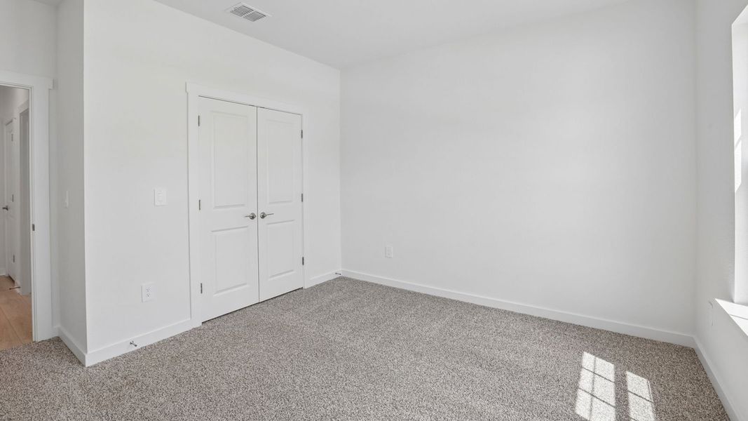 Spacious, unfurnished interior of a new home in Rosenbusch Ranch, Leander (Image 30).