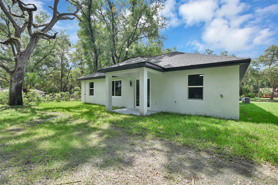 Exterior details and patio area of a home in , Dunnellon (Image 23).