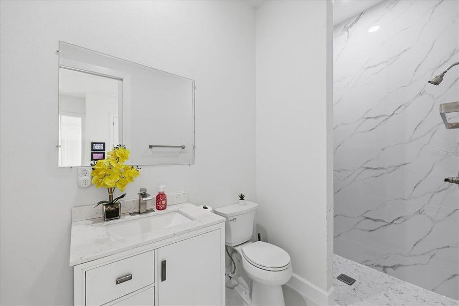 Furnished interior view inside a new home in , Plant City (Image 15).