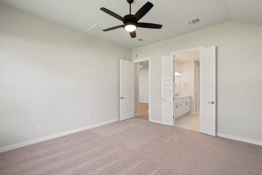 Spacious, unfurnished interior of a new home in Lariat, Liberty Hill (Image 33).