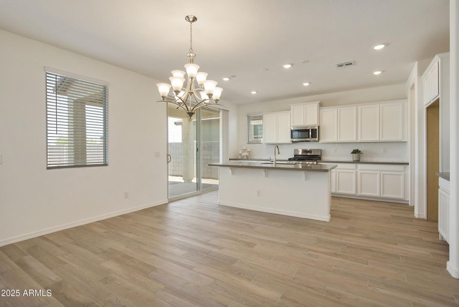 KITCHEN / DINING KITCHEN / DINING